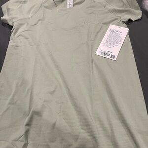 New lululemon swiftly tech short sleeve 2.0 hip length size 8 in fog green